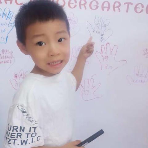 泉溪中心幼儿园大一班尤舜同学——新学期第一天，早起上学不迟到。