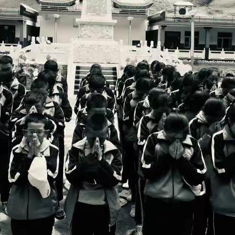 དམའ་གཉིས་འཛིན་གཅིག།