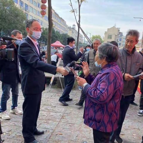 农行龙山支行开展“现金服务提质效，残币回收进村镇”活动