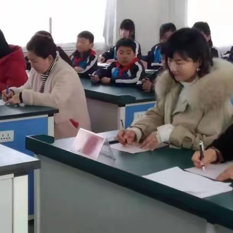 张近小学开展“师生同读一本书”读书交流会活动