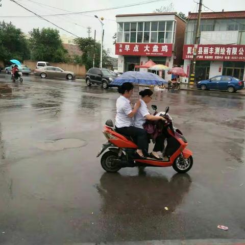 无卡只因腿不便,雨急不误送温情