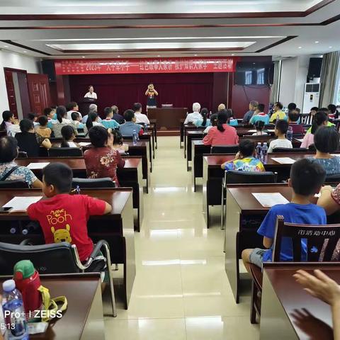 图看钦州市委老干局、市关工委、市红十字会主办，市老年大学承办的“大手牵小手 红色故事大家讲救护知识大家学”