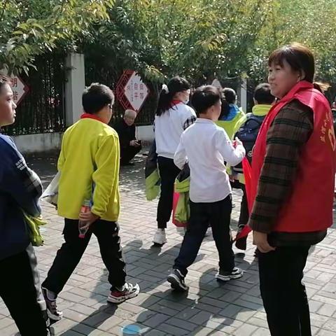 志愿是一道风景  守望是一种幸福——翠林蓝湾小学六年级家长志愿者活动