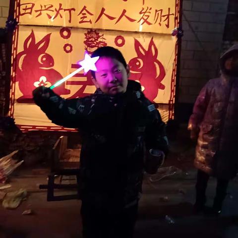 田兴灯会花灯俏，欢欢喜喜闹元宵