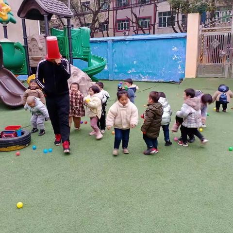小班体智能活动——勇敢追击