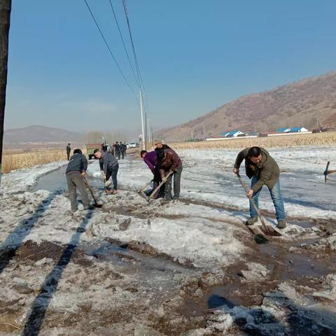 红石村党员群众疏通道路