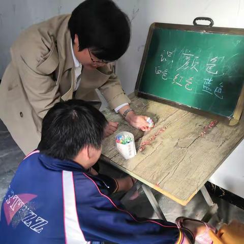 红黄蓝绿，多彩送教