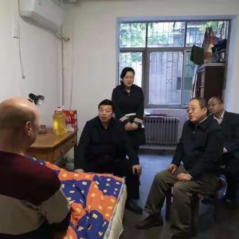 【张家村街道红缨社区】区委书记刘其智一行人到红缨社区开展“不忘初心、牢记使命”主题教育“社会救助”调研活动