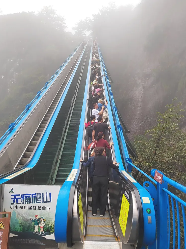 接下来,我们乘坐了一条长长的蓝色自动扶梯上山