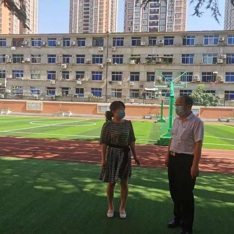教育局领导亲临一线指导我校开展招生入学工作