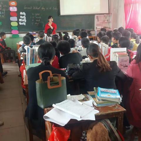 小学英语组赛课风采展示 亲近母语，凸显外语，创特色课堂