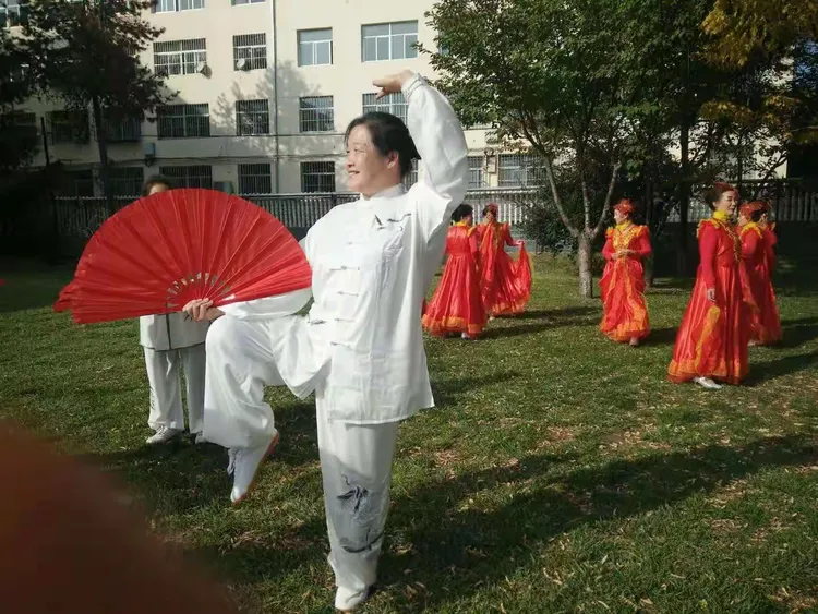 天润广场《太极功夫扇》精彩亮相
