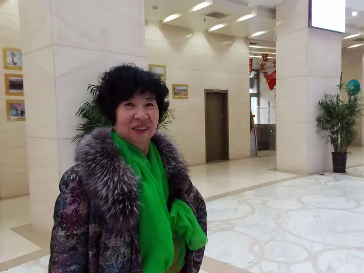 有么别有病栏目,主持人老万和段文红,时装队参加节目,2019.2