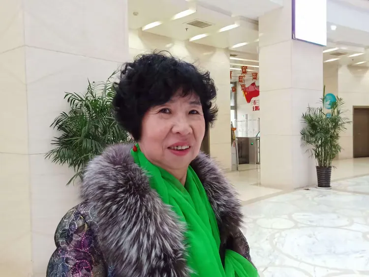 有么别有病栏目,主持人老万和段文红,时装队参加节目,2019.2