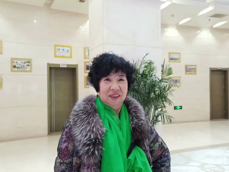 有么别有病栏目,主持人老万和段文红,时装队参加节目,2019.2