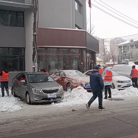 建国街道将清雪工作贯穿于疫情防控当中，落实防疫三宝，建立作业人员防疫台账确保辖区疫情防控安全