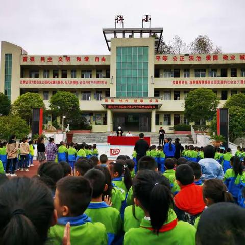 硕果满枝迎金秋，奉献爱心为教育。——思南县政协委员梁军先生捐资助学仪式