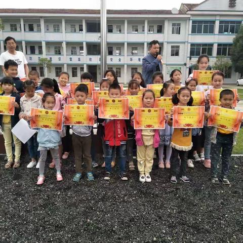 三合小学一（一）班期中考试总结暨表彰