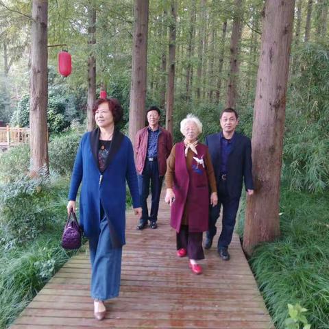 和孩子们一块到苏杭旅游。（副本）