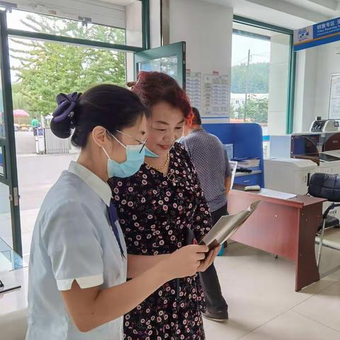 丹东农商银行同兴支行开展金融知识宣传月活动