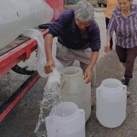 抗旱送水润民心，关口村委在行动