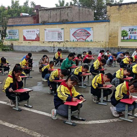 庆国庆，真情颂祖国                             记黄庄小学"社会主义核心价值观"背诵，背写比赛。
