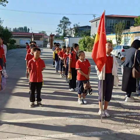 走出校园   走向实践-------记黄庄小学劳动实践课