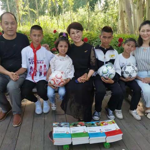 伊犁州新华书店六一儿童节前夕关爱贫困学生