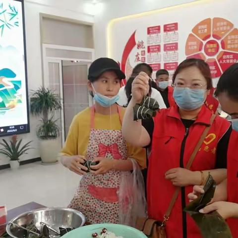 【浓情话端午 美德共传承】粽情端午包粽子—定陶区图书馆走进城市书房开展“我们的节日·端午”文明实践活动
