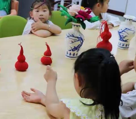 【浓情话端午 美德共传承】传统文化手工编织课—定陶区图书馆走进城市书房开展“我们的节日·端午”文明实践活动