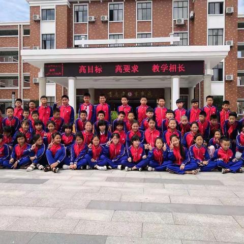 “相亲相爱的一家人” ——竟成小学六(1)班师生探望摔伤的徐鸿婷同学