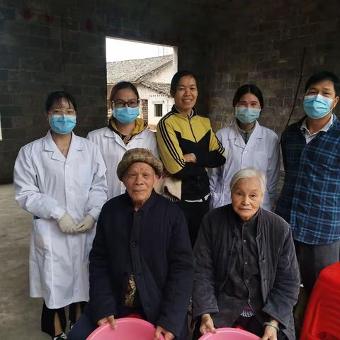 蒙公镇最美白衣天使为英峨村老年人体检