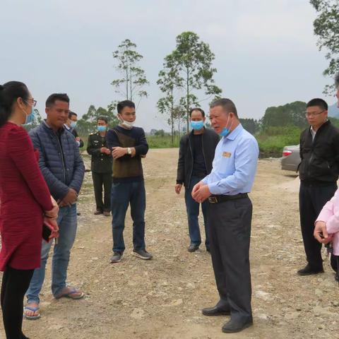 农业农村局农机服务中心主任施振坚、文化体育和旅游局局长黄云珍到蒙公英峨村火龙果基地指导安全生产工作