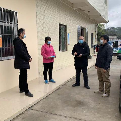 舍弃与家人共度元宵佳节，江孙裕周末奔忙于覃塘区各乡镇防控疫情的最前线