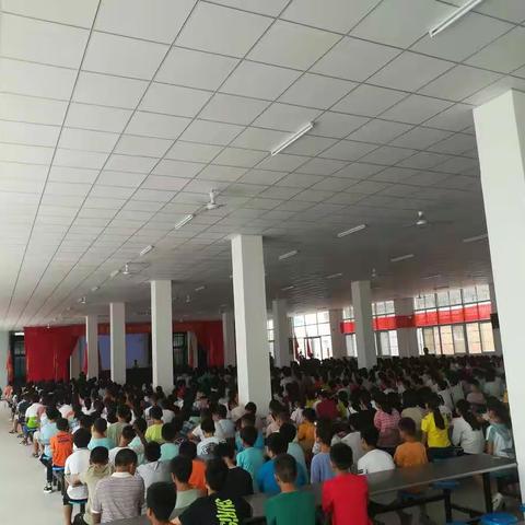 宝剑锋从磨砺出，梅花香自苦寒来。 ——2018彭桥二初中军训