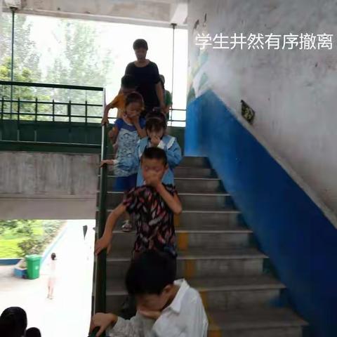 杜曲镇湾淘小学举行安全消防演练！
