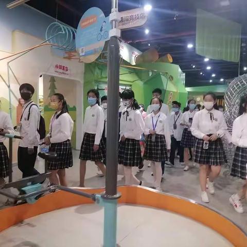赴科技馆研学