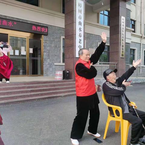 弘扬雷锋精神  为曲康医养中心老人传授《拍手操》按摩送健康