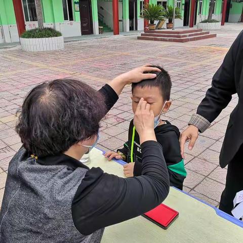 “一撇一捺写好人，堂堂正正中国人”一年级新生入学礼