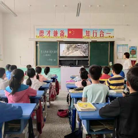 “崇尚英雄，精忠报国”主题班会——小安山镇第二中心小学