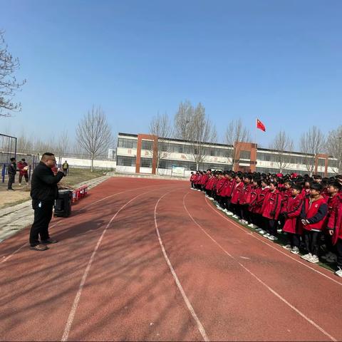 消防演练学本领     防火意识记心间———开封市仙人庄中学消防演练进行时