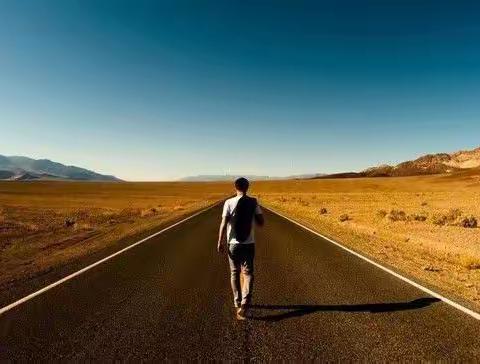 潜心育人做研究，一剑光寒耀九州