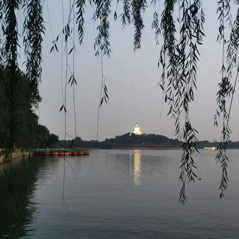 行走北京一一北海之夜