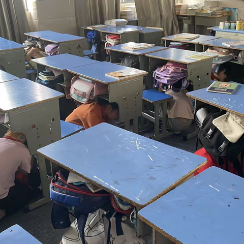 大路实验学校举行消防地震演练活动