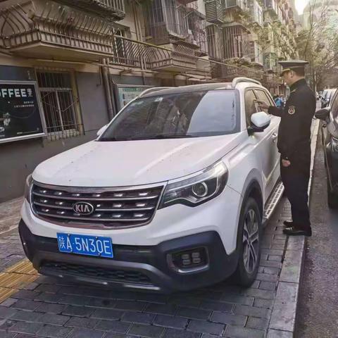 碑林区城管执法大队持续开展人行道静态交通秩序治理工作