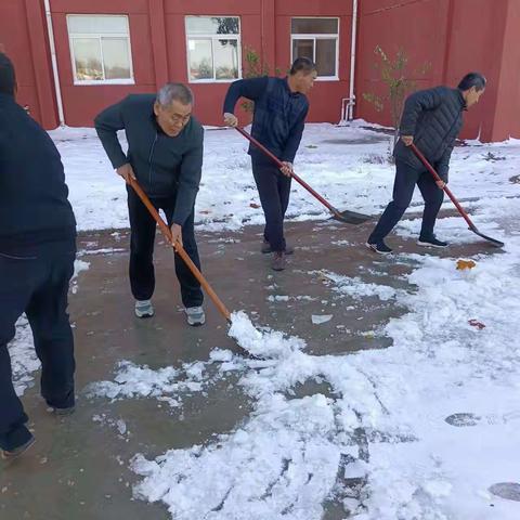 冬日齐扫雪，真情暖人心