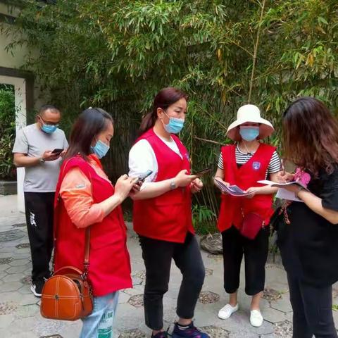 “泾渭义警”志愿者们配合泾欣园社区居委会在社区开展高陵区群众满意度问卷调查