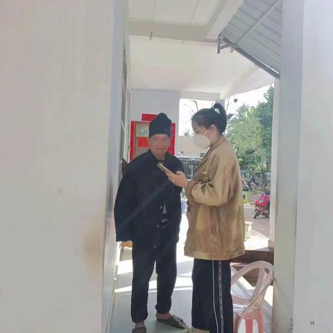 红花村工作人员入户为高龄老人做人脸认证