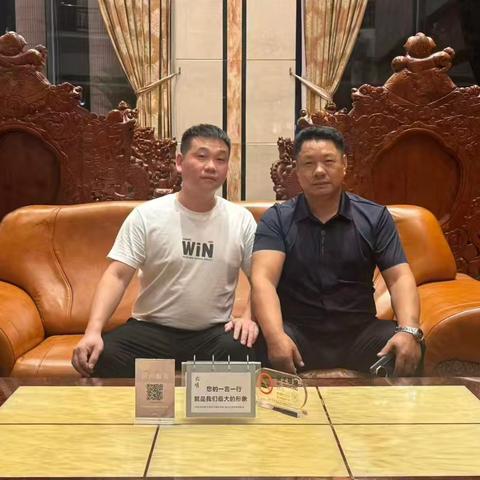 陈小龙和陈红波合影