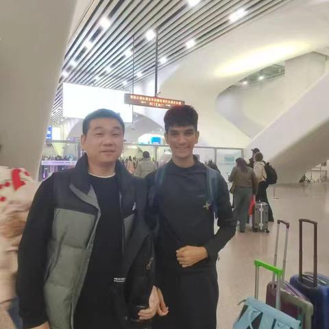 义门陈网站创始人陈小龙亲自到场接机并热情合影留念。